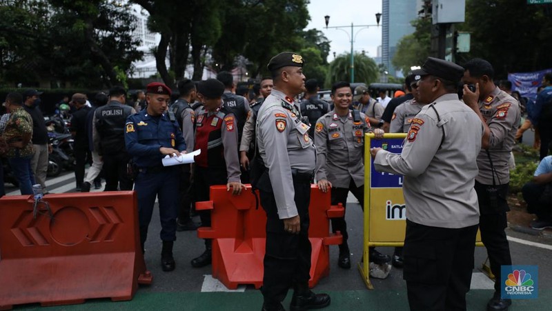 Sejumlah massa simpatisan dari Capres-cawapres mulai berdatangan di gedung Komisi Pemilihan Umum (KPU), Selasa (14/11/2023). (CNBC Indonesia/Tri Susilo)