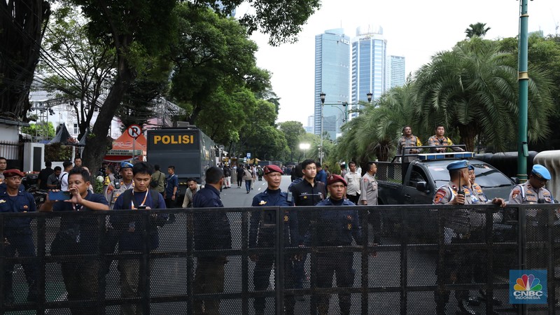 Sejumlah massa simpatisan dari Capres-cawapres mulai berdatangan di gedung Komisi Pemilihan Umum (KPU), Selasa (14/11/2023). (CNBC Indonesia/Tri Susilo)
