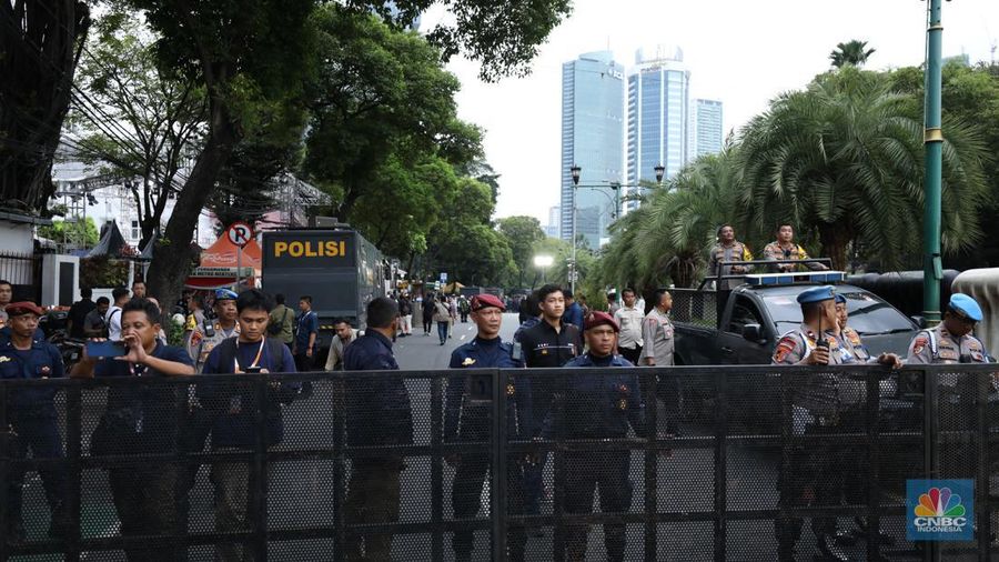 Sejumlah massa simpatisan dari Capres-cawapres mulai berdatangan di gedung Komisi Pemilihan Umum (KPU), Selasa (14/11/2023). (CNBC Indonesia/Tri Susilo)