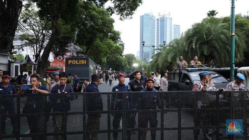 Sejumlah massa simpatisan dari Capres-cawapres mulai berdatangan di gedung Komisi Pemilihan Umum (KPU), Selasa (14/11/2023). (CNBC Indonesia/Tri Susilo)
