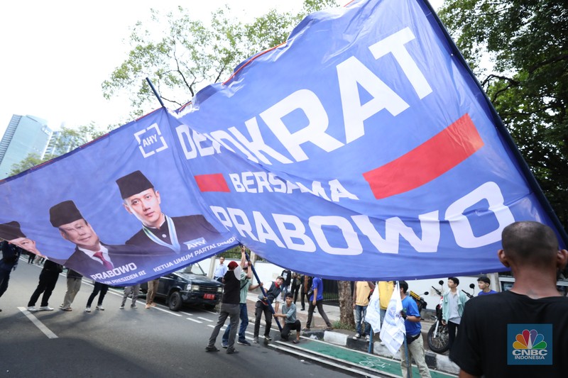 Sejumlah massa simpatisan dari Capres-cawapres mulai berdatangan di gedung Komisi Pemilihan Umum (KPU), Selasa (14/11/2023). (CNBC Indonesia/Tri Susilo)