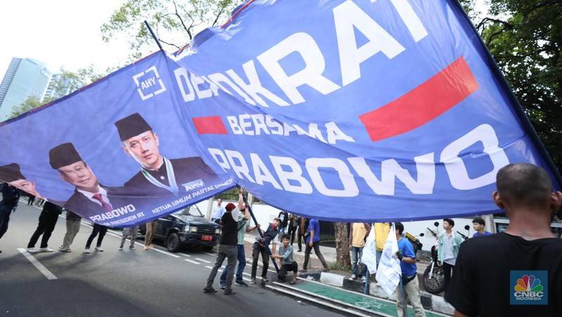 Sejumlah massa simpatisan dari Capres-cawapres mulai berdatangan di gedung Komisi Pemilihan Umum (KPU), Selasa (14/11/2023). (CNBC Indonesia/Tri Susilo)