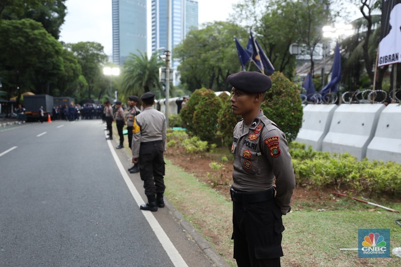 Sejumlah massa simpatisan dari Capres-cawapres mulai berdatangan di gedung Komisi Pemilihan Umum (KPU), Selasa (14/11/2023). (CNBC Indonesia/Tri Susilo)