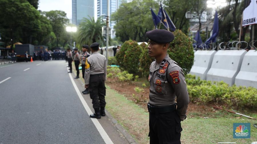 Sejumlah massa simpatisan dari Capres-cawapres mulai berdatangan di gedung Komisi Pemilihan Umum (KPU), Selasa (14/11/2023). (CNBC Indonesia/Tri Susilo)