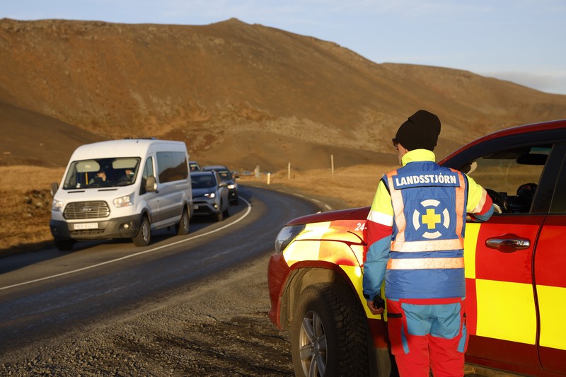 Gambaran umum kerusakan akibat aktivitas gunung berapi di lapangan golf, di Grindavik, Islandia 11 November 2023. Gambaran umum kerusakan akibat aktivitas gunung berapi di lapangan golf, di Grindavik, Islandia 11 November 2023. (RUV/Ragnar Visage/Handout via REUTERS)
