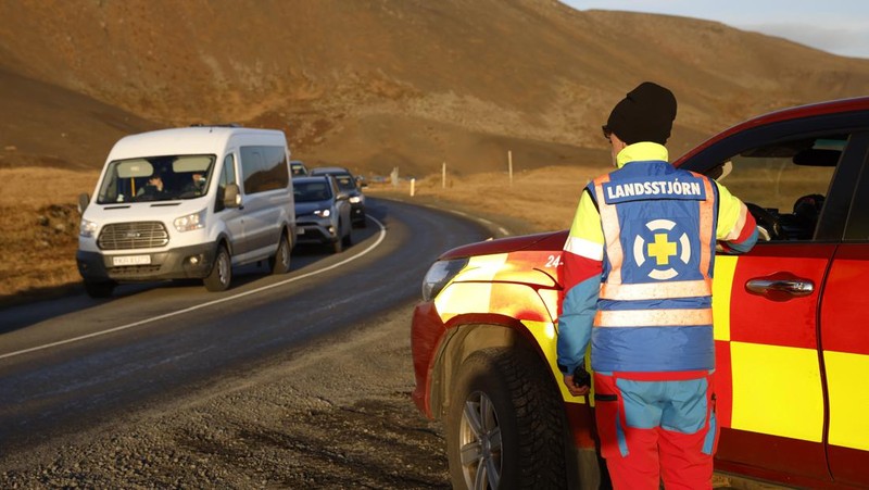 Gambaran umum kerusakan akibat aktivitas gunung berapi di lapangan golf, di Grindavik, Islandia 11 November 2023. (RUV/Ragnar Visage/Handout via REUTERS)