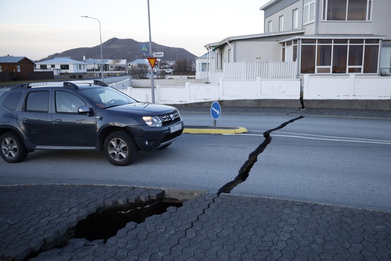 Gambaran umum kerusakan akibat aktivitas gunung berapi di lapangan golf, di Grindavik, Islandia 11 November 2023. Gambaran umum kerusakan akibat aktivitas gunung berapi di lapangan golf, di Grindavik, Islandia 11 November 2023. (RUV/Ragnar Visage/Handout via REUTERS)