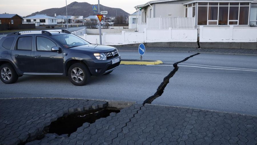 Gambaran umum kerusakan akibat aktivitas gunung berapi di lapangan golf, di Grindavik, Islandia 11 November 2023. (RUV/Ragnar Visage/Handout via REUTERS)