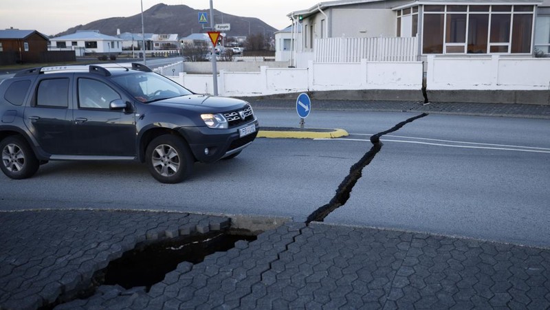 Gambaran umum kerusakan akibat aktivitas gunung berapi di lapangan golf, di Grindavik, Islandia 11 November 2023. (RUV/Ragnar Visage/Handout via REUTERS)