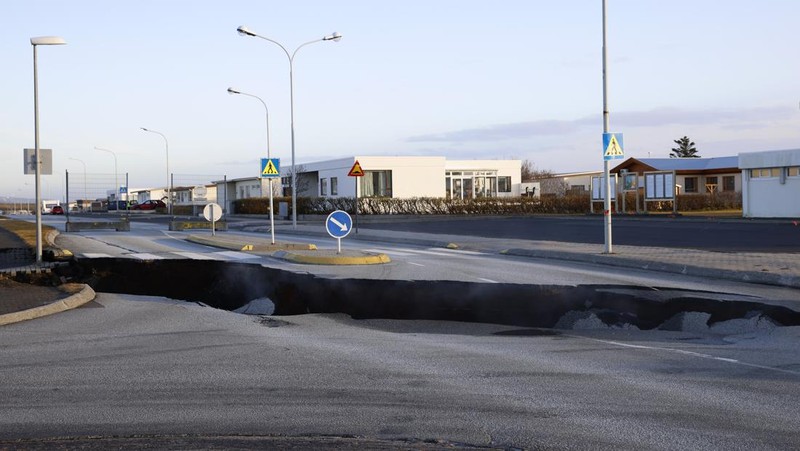 Gambaran umum kerusakan akibat aktivitas gunung berapi di lapangan golf, di Grindavik, Islandia 11 November 2023. (RUV/Ragnar Visage/Handout via REUTERS)