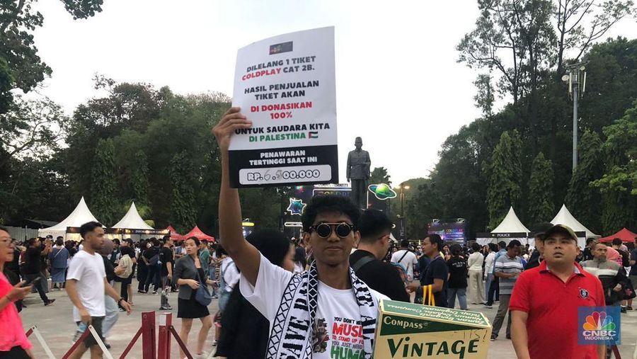 Aksi lelang tiket Coldplay untuk donasi Palestina di kawasan SUGBK, Senayan, Jakarta, Rabu (15/11/2023). (CNBC Indonesia/RIndo Salsabilla)