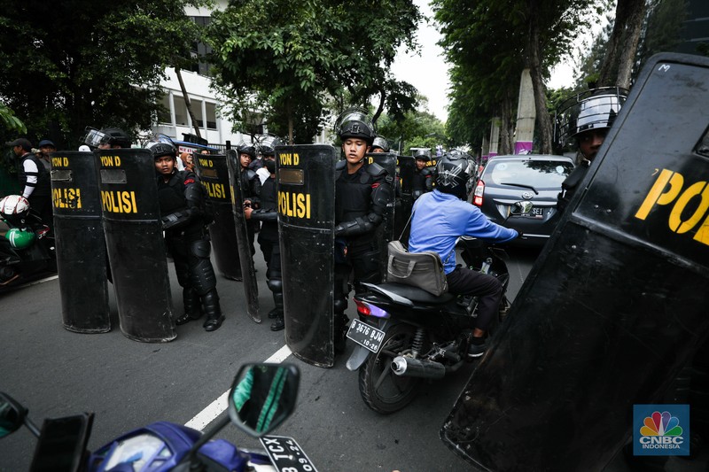aliansi Gerakan Nasional Anti LGBT (Geranati LGBT) melakukan aksi demo di kawasan Jalan Asia Afrika tepatnya di persimpangan Hotel Mulia, Jakarta Selatan, Rabu (15/11/2023). (CNBC Indsonesia/Tri Susilo)