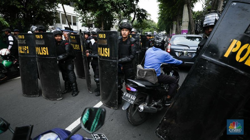 aliansi Gerakan Nasional Anti LGBT (Geranati LGBT) melakukan aksi demo di kawasan Jalan Asia Afrika tepatnya di persimpangan Hotel Mulia, Jakarta Selatan, Rabu (15/11/2023). (CNBC Indsonesia/Tri Susilo)