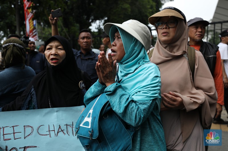 aliansi Gerakan Nasional Anti LGBT (Geranati LGBT) melakukan aksi demo di kawasan Jalan Asia Afrika tepatnya di persimpangan Hotel Mulia, Jakarta Selatan, Rabu (15/11/2023). (CNBC Indsonesia/Tri Susilo)