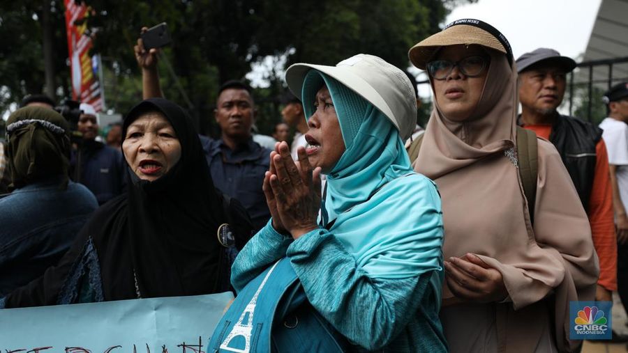 aliansi Gerakan Nasional Anti LGBT (Geranati LGBT) melakukan aksi demo di kawasan Jalan Asia Afrika tepatnya di persimpangan Hotel Mulia, Jakarta Selatan, Rabu (15/11/2023). (CNBC Indsonesia/Tri Susilo)