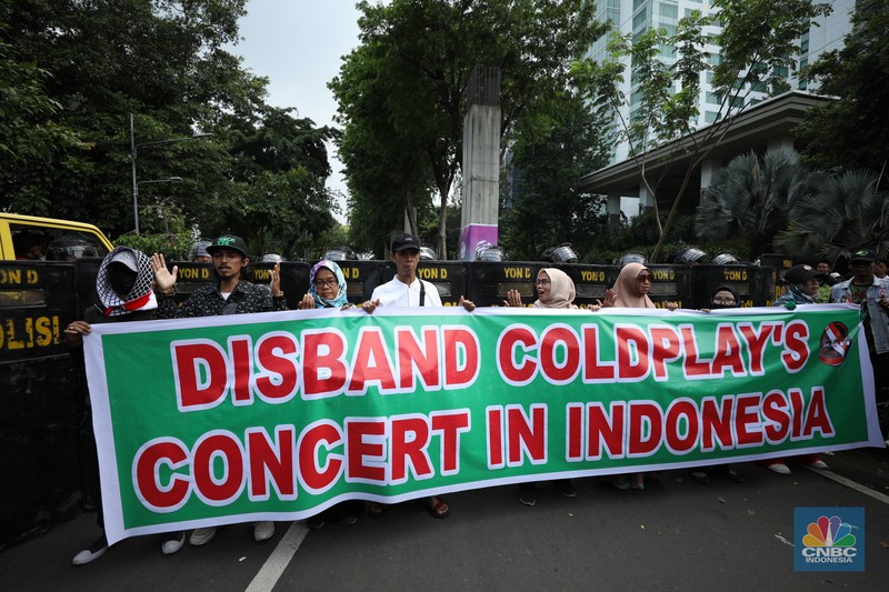aliansi Gerakan Nasional Anti LGBT (Geranati LGBT) melakukan aksi demo di kawasan Jalan Asia Afrika tepatnya di persimpangan Hotel Mulia, Jakarta Selatan, Rabu (15/11/2023). (CNBC Indsonesia/Tri Susilo)