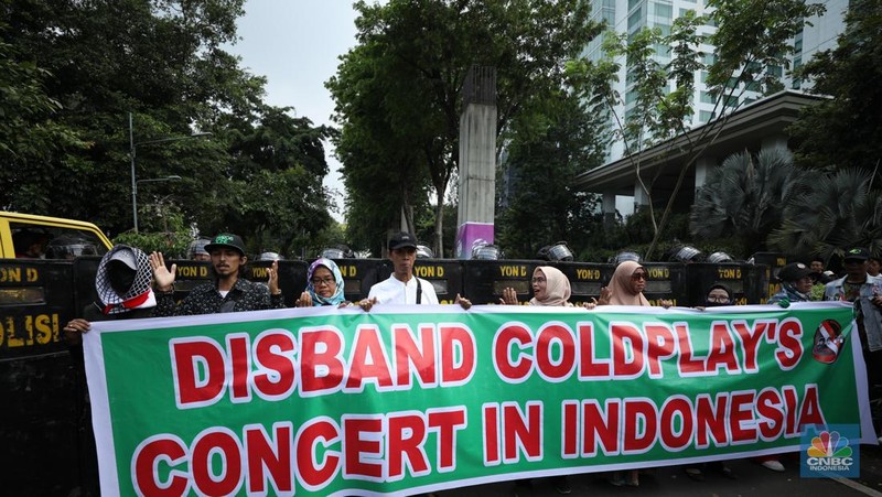 aliansi Gerakan Nasional Anti LGBT (Geranati LGBT) melakukan aksi demo di kawasan Jalan Asia Afrika tepatnya di persimpangan Hotel Mulia, Jakarta Selatan, Rabu (15/11/2023). (CNBC Indsonesia/Tri Susilo)