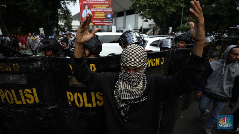 aliansi Gerakan Nasional Anti LGBT (Geranati LGBT) melakukan aksi demo di kawasan Jalan Asia Afrika tepatnya di persimpangan Hotel Mulia, Jakarta Selatan, Rabu (15/11/2023). (CNBC Indsonesia/Tri Susilo)