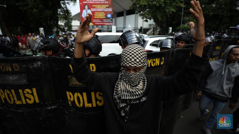 aliansi Gerakan Nasional Anti LGBT (Geranati LGBT) melakukan aksi demo di kawasan Jalan Asia Afrika tepatnya di persimpangan Hotel Mulia, Jakarta Selatan, Rabu (15/11/2023). (CNBC Indsonesia/Tri Susilo)