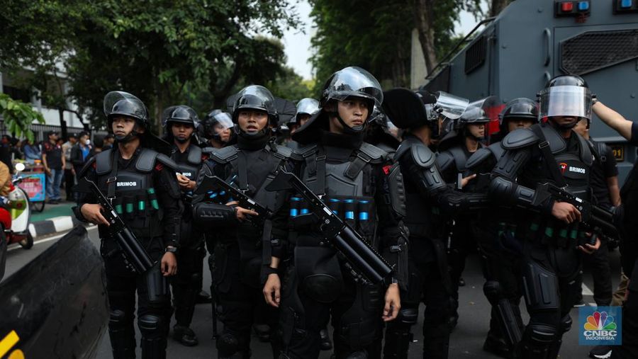 aliansi Gerakan Nasional Anti LGBT (Geranati LGBT) melakukan aksi demo di kawasan Jalan Asia Afrika tepatnya di persimpangan Hotel Mulia, Jakarta Selatan, Rabu (15/11/2023). (CNBC Indsonesia/Tri Susilo)