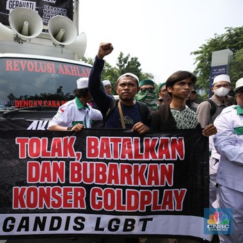 Massa Anti-LGBT Serbu SUGBK, Tuntut Konser Coldplay Batal