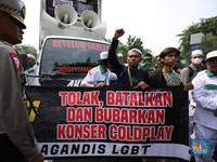 Massa Anti-LGBT Serbu SUGBK, Tuntut Konser Coldplay Batal