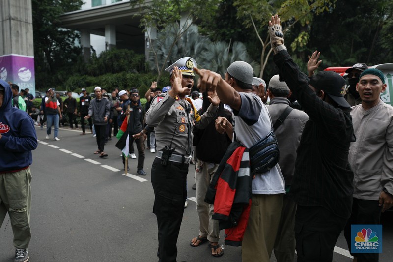 aliansi Gerakan Nasional Anti LGBT (Geranati LGBT) melakukan aksi demo di kawasan Jalan Asia Afrika tepatnya di persimpangan Hotel Mulia, Jakarta Selatan, Rabu (15/11/2023). (CNBC Indsonesia/Tri Susilo)