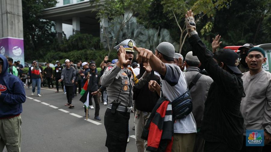 aliansi Gerakan Nasional Anti LGBT (Geranati LGBT) melakukan aksi demo di kawasan Jalan Asia Afrika tepatnya di persimpangan Hotel Mulia, Jakarta Selatan, Rabu (15/11/2023). (CNBC Indsonesia/Tri Susilo)