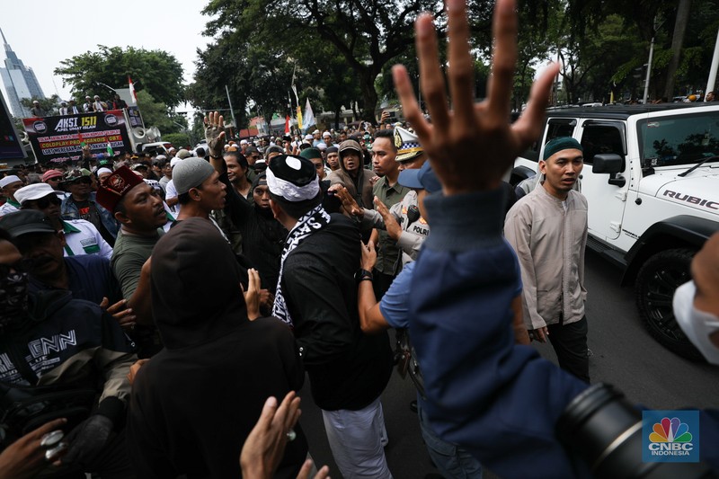 aliansi Gerakan Nasional Anti LGBT (Geranati LGBT) melakukan aksi demo di kawasan Jalan Asia Afrika tepatnya di persimpangan Hotel Mulia, Jakarta Selatan, Rabu (15/11/2023). (CNBC Indsonesia/Tri Susilo)