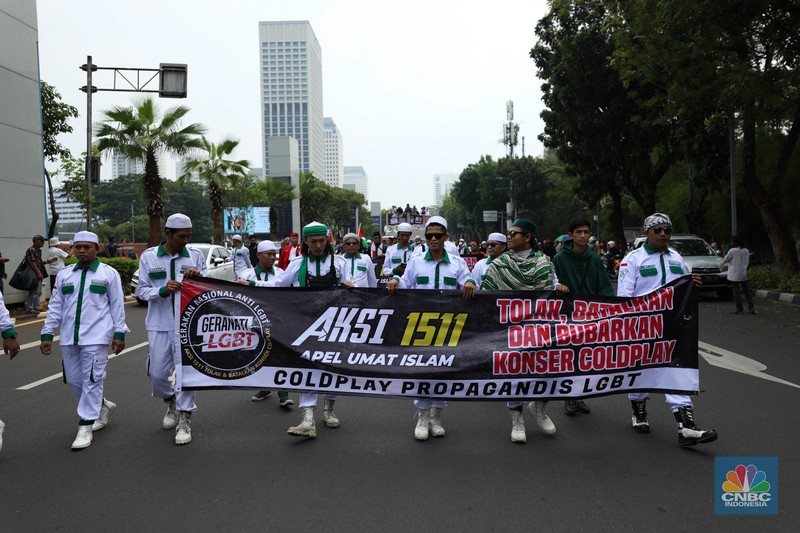aliansi Gerakan Nasional Anti LGBT (Geranati LGBT) melakukan aksi demo di kawasan Jalan Asia Afrika tepatnya di persimpangan Hotel Mulia, Jakarta Selatan, Rabu (15/11/2023). (CNBC Indsonesia/Tri Susilo)