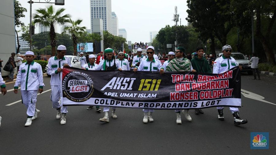 aliansi Gerakan Nasional Anti LGBT (Geranati LGBT) melakukan aksi demo di kawasan Jalan Asia Afrika tepatnya di persimpangan Hotel Mulia, Jakarta Selatan, Rabu (15/11/2023). (CNBC Indsonesia/Tri Susilo)