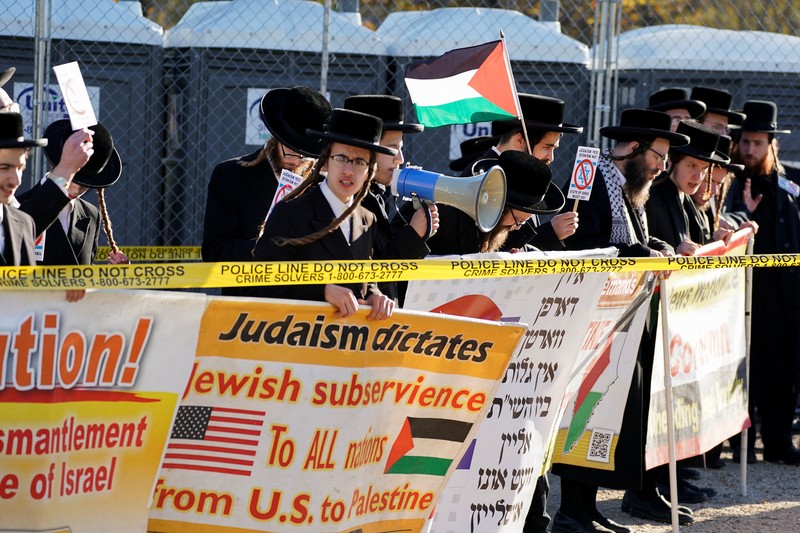 Warga Amerika Israel dan pendukung Israel berkumpul dalam solidaritas dengan Israel dan memprotes antisemitisme, di tengah konflik yang sedang berlangsung antara Israel dan kelompok Palestina Hamas, selama unjuk rasa di National Mall di Washington, AS, 14 November 2023. Warga Amerika Israel dan pendukung Israel berkumpul dalam solidaritas dengan Israel dan memprotes antisemitisme, di tengah konflik yang sedang berlangsung antara Israel dan kelompok Palestina Hamas, selama unjuk rasa di National Mall di Washington, AS, 14 November 2023. (REUTERS/Elizabeth Franz)