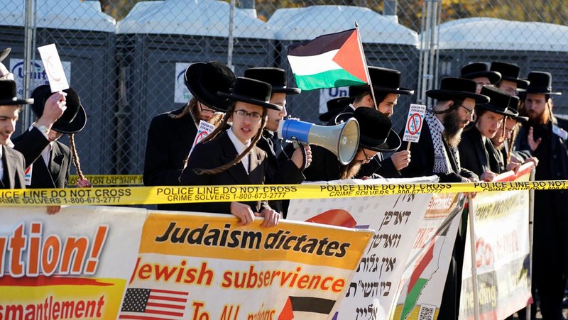 Warga Amerika Israel dan pendukung Israel berkumpul dalam solidaritas dengan Israel dan memprotes antisemitisme, di tengah konflik yang sedang berlangsung antara Israel dan kelompok Palestina Hamas, selama unjuk rasa di National Mall di Washington, AS, 14 November 2023. (REUTERS/Elizabeth Franz)