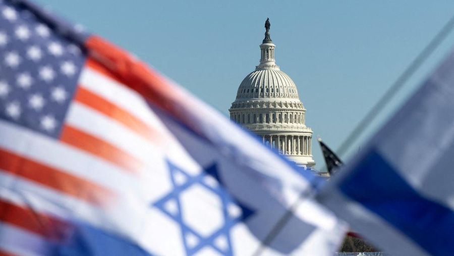 Bendera Israel dan Amerika berkibar di US Capitol selama unjuk rasa mendukung Israel dan memprotes antisemitisme di National Mall di Washington, 14 November 2023.