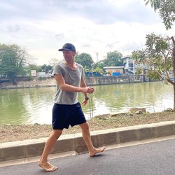 Tiba di Jakarta, Chris Martin Coldplay Pamer Jalan Nyeker
