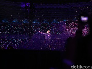 Serba-serbi Konser Coldplay: Chris Martin Nyeker-Pantun Pinjam Seratus