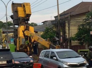 Crane Terbalik di Lokasi Perbaikan Jalan Mayor Oking Bogor