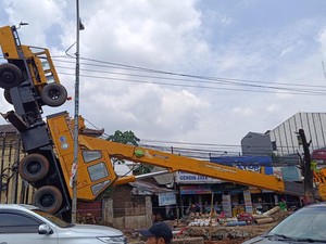Crane Terbalik di Jalan Mayor Oking Bogor Selesai Dievakuasi