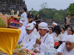 Ribuan Umat Hindu Doakan Palestina di Candi Prambanan