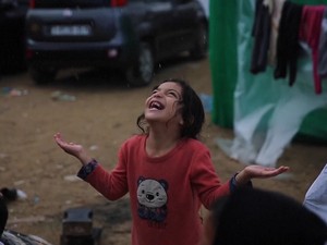 Ekspresi Warga Gaza Saat Hujan Turun di Tengah Blokade Israel