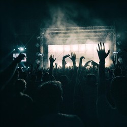 Banyak Gen Z Nonton Konser Pakai Kartu Kredit, Ini Alasannya