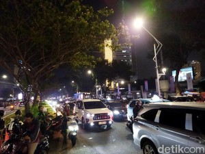 Jalan Gerbang Pemuda Macet Jelang Konser Coldplay di GBK