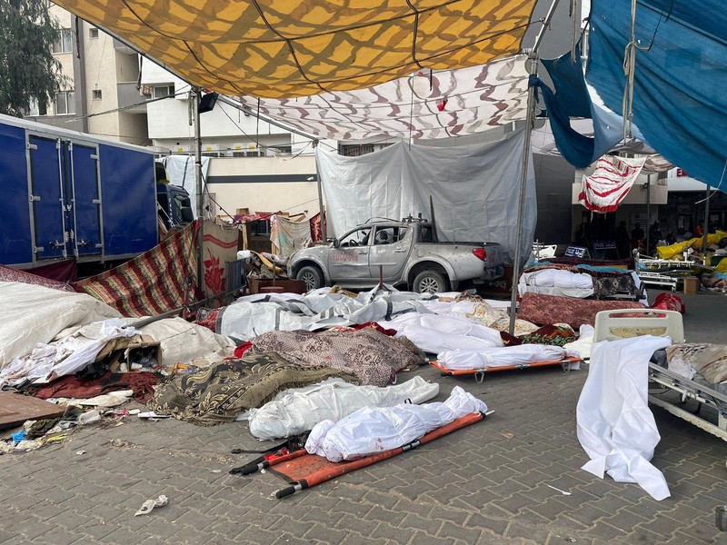 Jenazah warga Palestina yang tewas dalam serangan Israel tergeletak di halaman rumah sakit Al Shifa. (Ahmed El Mokhallalati/via REUTERS) Jenazah warga Palestina yang tewas dalam serangan Israel tergeletak di halaman rumah sakit Al Shifa. (Ahmed El Mokhallalati/via REUTERS)