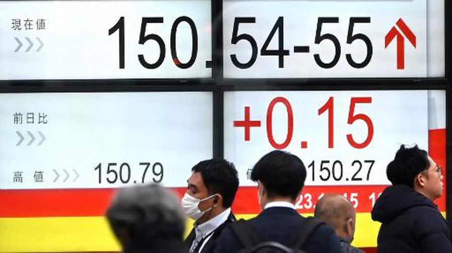 Jepang di ambang Resesi. (AP Photo/Eugene Hoshiko, File)