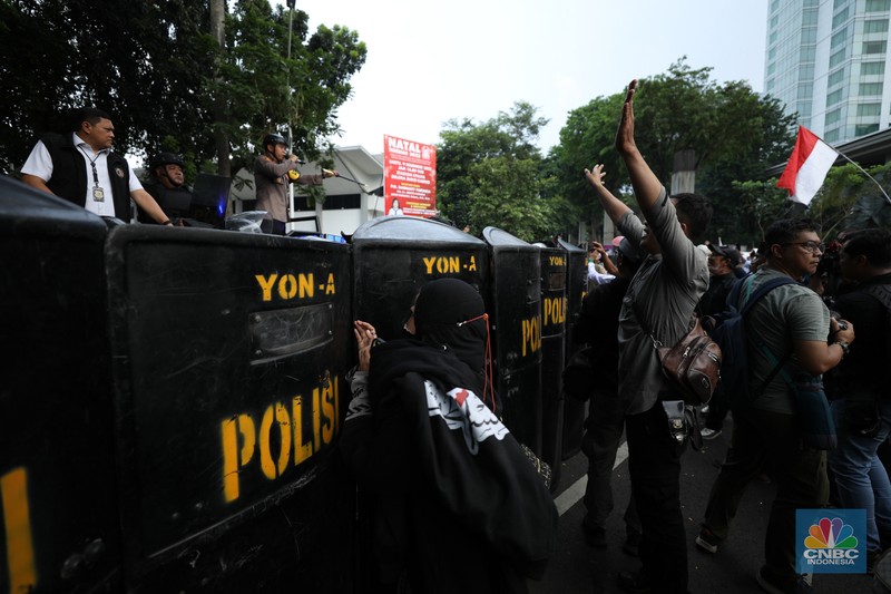 jumlah massa yang tergabung dalam aliansi Gerakan Nasional Anti LGBT (Geranati LGBT) melakukan aksi demo di kawasan Jalan Asia Afrika tepatnya di persimpangan Hotel Mulia, Jakarta Selatan, Rabu (15/11/2023). (CNBC Indonesia/Tri Susilo)