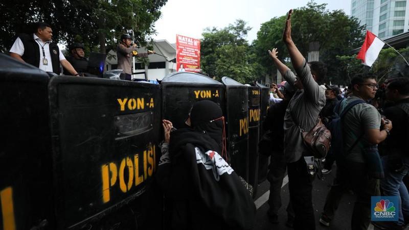 jumlah massa yang tergabung dalam aliansi Gerakan Nasional Anti LGBT (Geranati LGBT) melakukan aksi demo di kawasan Jalan Asia Afrika tepatnya di persimpangan Hotel Mulia, Jakarta Selatan, Rabu (15/11/2023). (CNBC Indonesia/Tri Susilo)