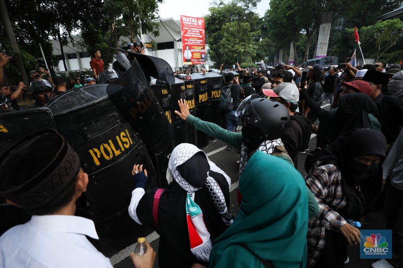 jumlah massa yang tergabung dalam aliansi Gerakan Nasional Anti LGBT (Geranati LGBT) melakukan aksi demo di kawasan Jalan Asia Afrika tepatnya di persimpangan Hotel Mulia, Jakarta Selatan, Rabu (15/11/2023). (CNBC Indonesia/Tri Susilo) jumlah massa yang tergabung dalam aliansi Gerakan Nasional Anti LGBT (Geranati LGBT) melakukan aksi demo di kawasan Jalan Asia Afrika tepatnya di persimpangan Hotel Mulia, Jakarta Selatan, Rabu (15/11/2023). (CNBC Indonesia/Tri Susilo)