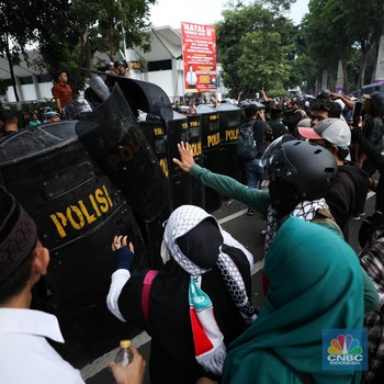 Massa Aksi Tolak Konser Coldplay Ricuh di GBK