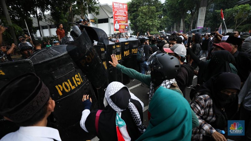 jumlah massa yang tergabung dalam aliansi Gerakan Nasional Anti LGBT (Geranati LGBT) melakukan aksi demo di kawasan Jalan Asia Afrika tepatnya di persimpangan Hotel Mulia, Jakarta Selatan, Rabu (15/11/2023). (CNBC Indonesia/Tri Susilo)