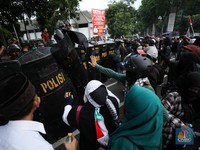 Massa Aksi Tolak Konser Coldplay Ricuh di GBK